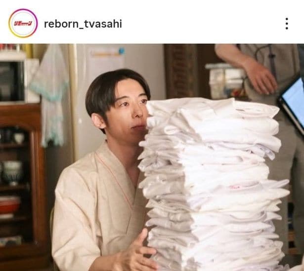【写真】高橋一生、シャツを何十枚もたたむオフショット