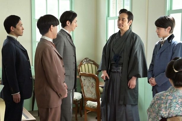 千佳子(仲間由紀恵)の気持ちを無視し夫に病状を話そうとする今井(古川雄大)