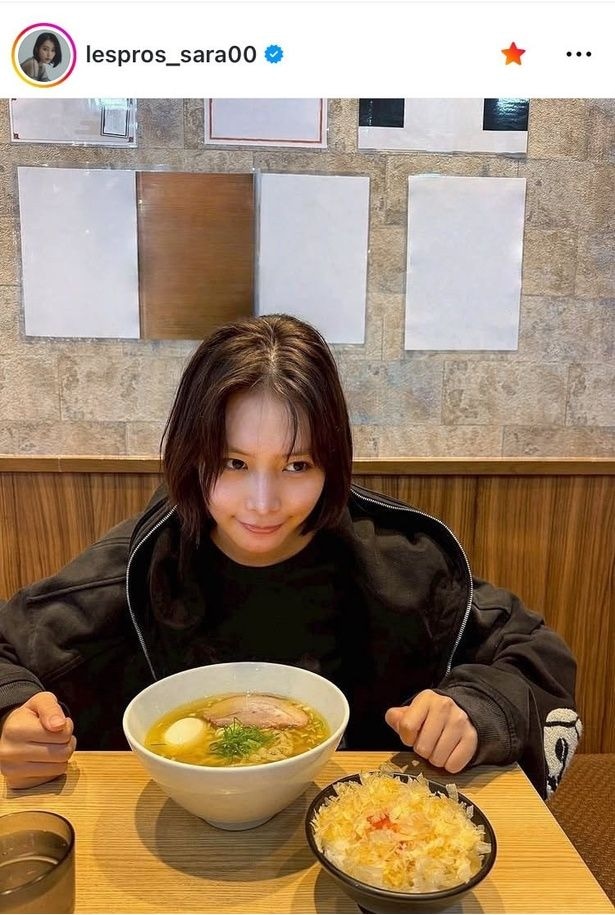【写真】炭水化物“ガッツリ系”でオフ満喫…南沙良、ラーメンと丼物を前に微笑む姿