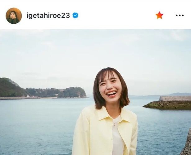【写真】井桁弘恵、海を背にした笑顔