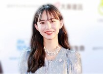 ぱあっと咲き誇る笑顔が眩しい…井桁弘恵、海を背にした笑顔に「笑顔かわい過ぎる」「輝いてる」と反響