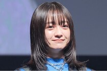 息をのむほど美しい流し目…安達祐実、ベージュコーデの凛とした姿に「かわい過ぎる」「綺麗」称賛の声