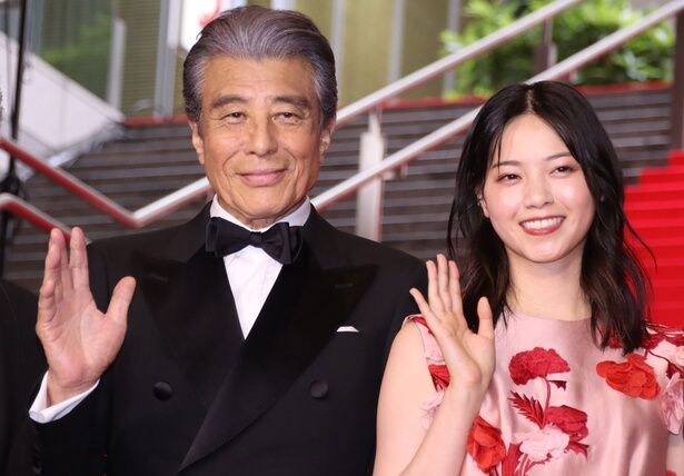 舘ひろし、「免許返納!?」レッドカーペットで西野七瀬をエスコート　役柄はコミカルも、舘流“ダンディズム”は健在