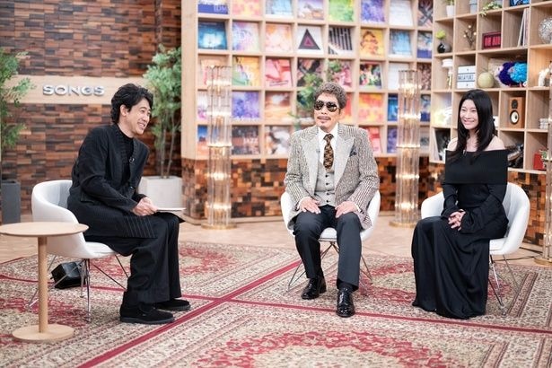 スタジオトークで、デュエットの思い出やドラマ共演の裏話を語る大泉洋、鈴木雅之、篠原涼子