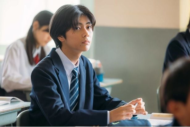 小川冬晴は聡子(姫野花春)が恋する早瀬勇を演じる