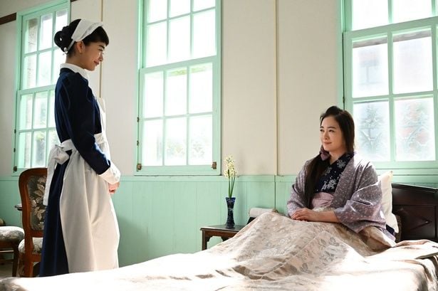 りん(見上愛)と千佳子(仲間由紀恵)