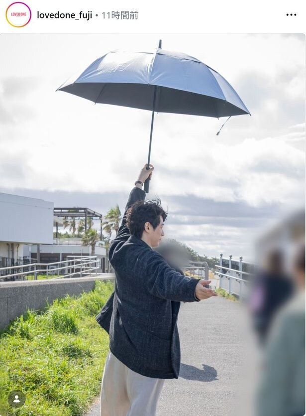 【写真】ディーン・フジオカ、傘を高く掲げる後ろ姿に反響