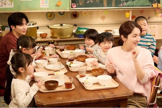 子どもたちに「顔が赤い」とからかわれながらも、嬉しそうな桃子(仁村紗和)