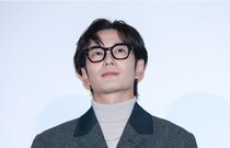 岡田将生、部屋着で腕組み…アンニュイな表情のオフショットに「プライベート写真かと思った」の声＜田鎖ブラザーズ＞