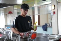 “ドヤ顔”パク・ジフンに視聴者沸騰「コメディー演技もうますぎ」ベテラン俳優陣の全力妄想シーンも話題＜伝説のキッチン・ソルジャー＞