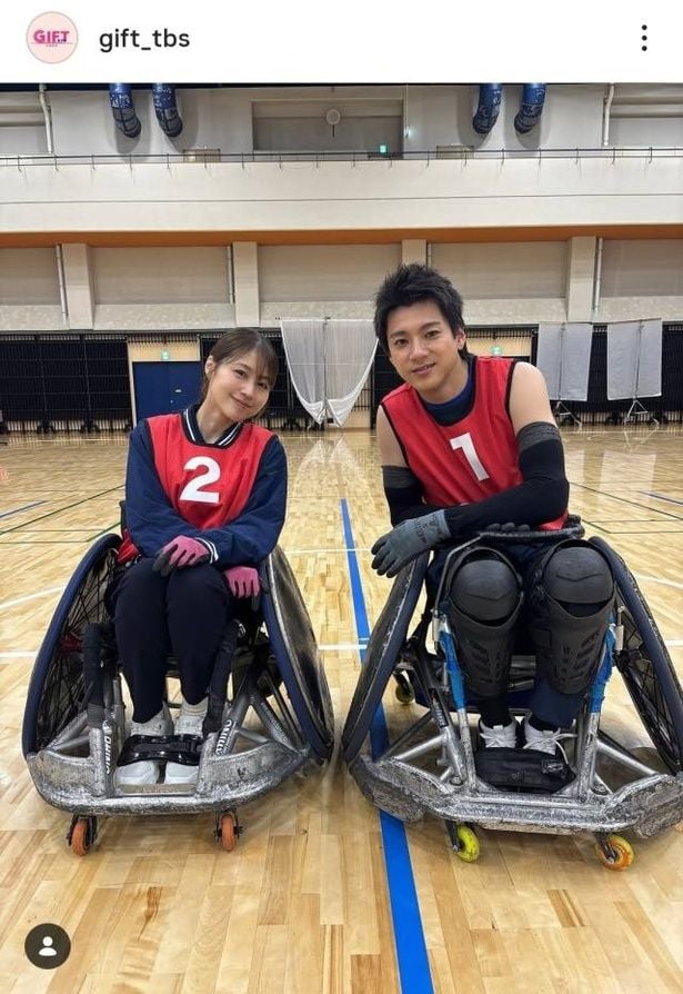 【写真】山田裕貴&有村架純、競技用車いすに乗って仲良し2ショット