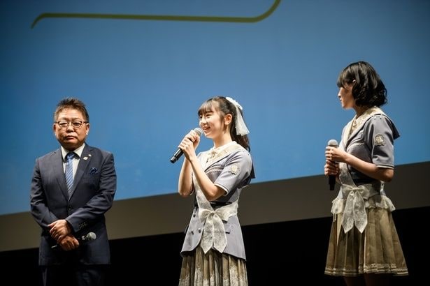 トークセッションでプロデューサーとしての今後の活動について語る塩釜菜那(写真中央)