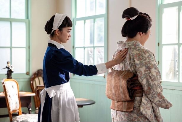 りん(見上愛)は涙を流す千佳子(仲間由紀恵)の背中に優しく手を当てる