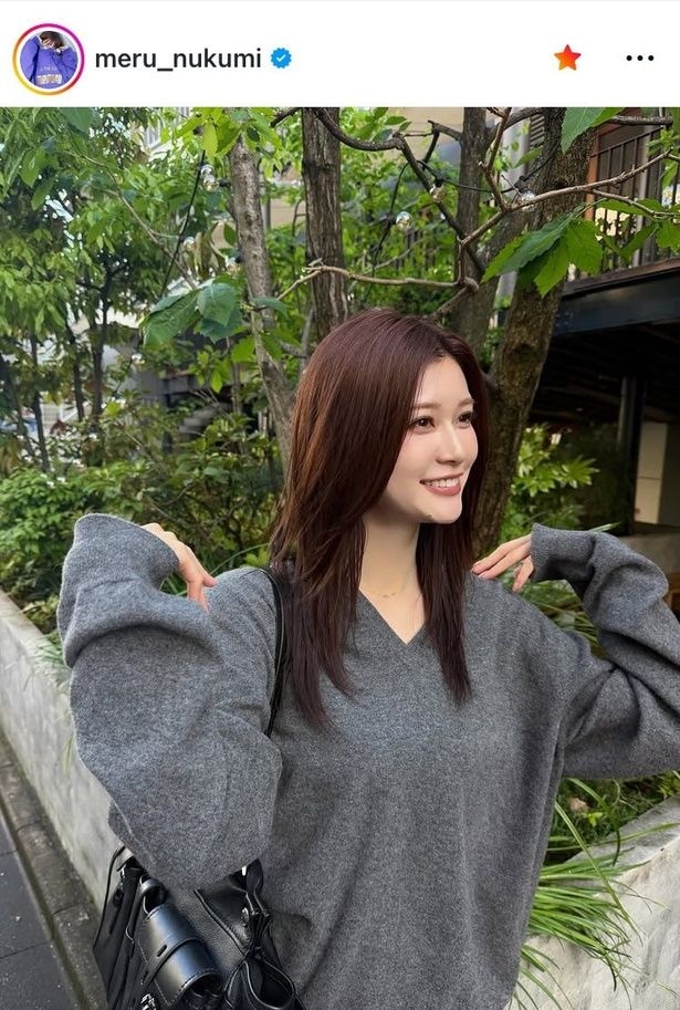 【写真】V字ニット×ふんわり笑顔が見る者を釘づけに…生見愛瑠、“私服”ショット