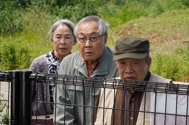 郡司隆吉(小野武彦)、坂東みづえ(丘みつ子)、三井清(不破万作)が現場を見つめる
