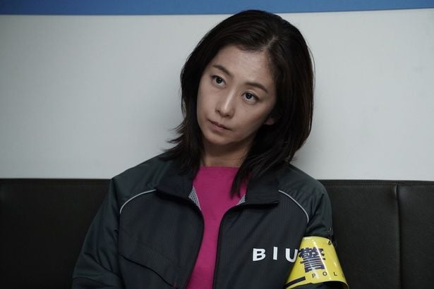 美青(優香)は赤瀬(井ノ原快彦)の様子を報告する