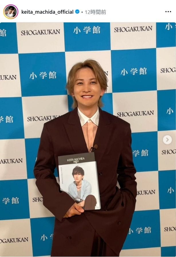 【写真】町田啓太、ブラウンのスーツ×オレンジピンクのシャツで笑顔のショット