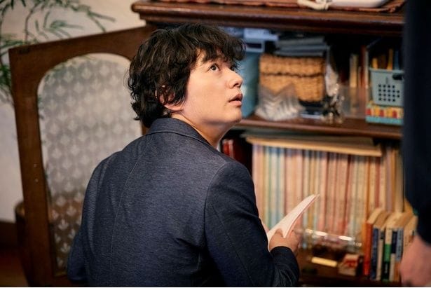 辛島宅で帳簿を漁っていた稔(染谷将太)は、貞夫に見つかり大ピンチ