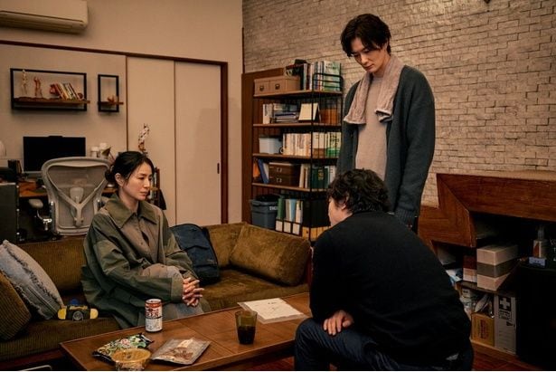 晴子(井川遥)が津田に関する新情報を告げにきた