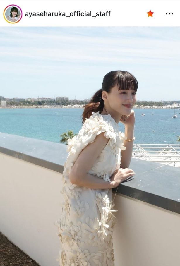 【写真】カンヌでのオフショット…綾瀬はるか、白花ドレス姿