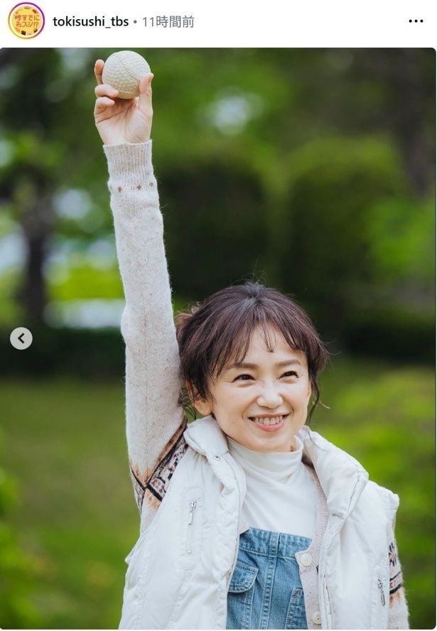 【写真】永作博美、片手でボールを突き上げるオフショット