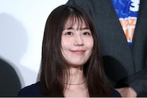 有村架純＆吉瀬美智子ら女子サポートメンバー、“愛のこもった横断幕”とのショットに「横断幕グッズ化希望」の声＜ＧＩＦＴ＞