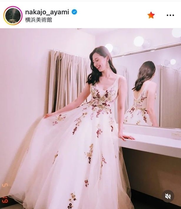 【写真】中条あやみ、“美デコルテ”際立つ花ドレス姿
