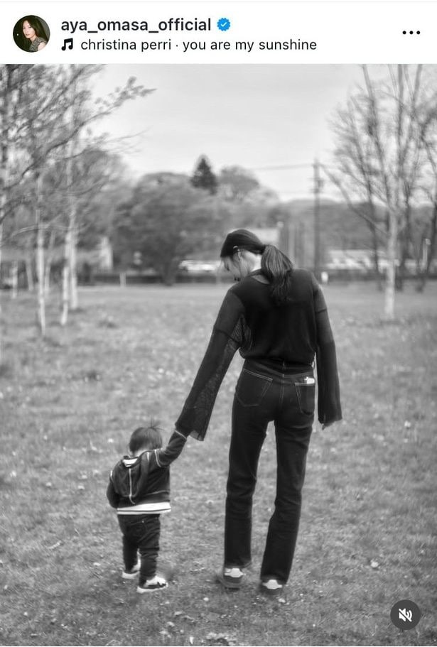 【写真】ほっこり温かな愛が伝わってくる…大政絢、1歳の息子と歩く姿