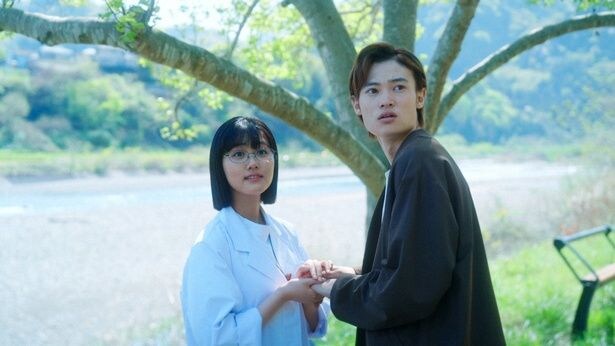 ケンショー(窪塚愛流)はるな(原菜乃華)と手を取り合う
