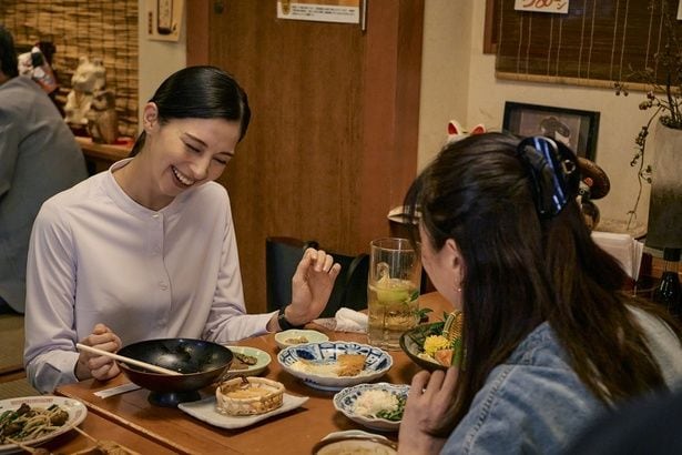 詩織(中条あやみ)は真(岡田将生)を介して晴子(井川遥)と出会い、信頼関係を築いていく