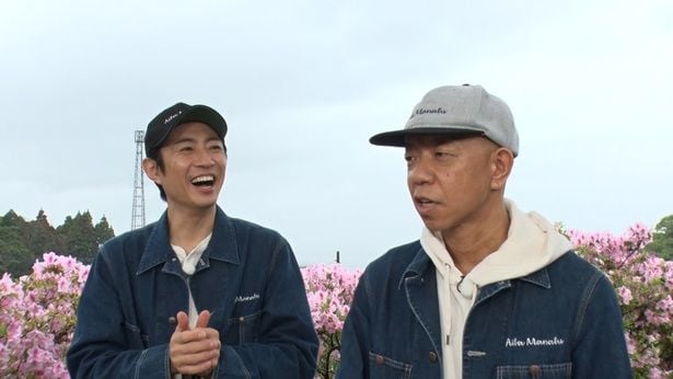 【写真】おそろいのジャケットで小峠英二と談笑する相葉雅紀