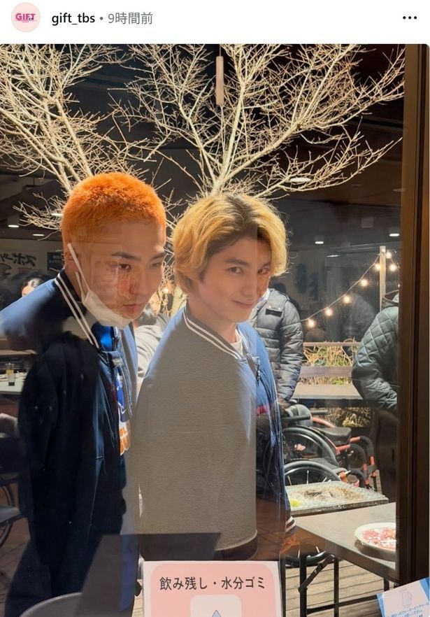 【写真】窓越しに何かを企む表情の本田響矢＆八村倫太郎