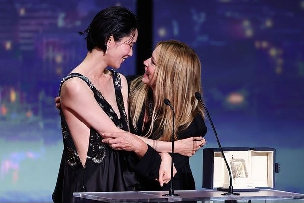最優秀女優賞のW受賞を喜び、抱き合うヴィルジニー・エフィラと岡本多緒