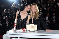 岡本多緒が日本人初の快挙「カンヌ国際映画祭」最優秀女優賞をヴィルジニー・エフィラとW受賞 ＜急に具合が悪くなる＞