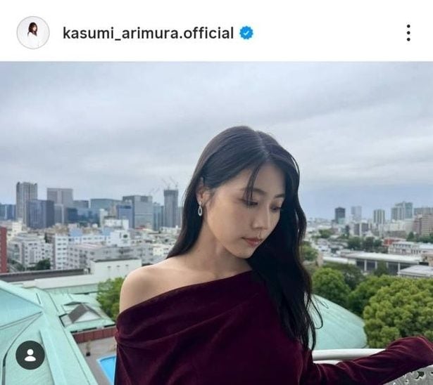 【写真】有村架純、大人の雰囲気の肩だしドレスショット