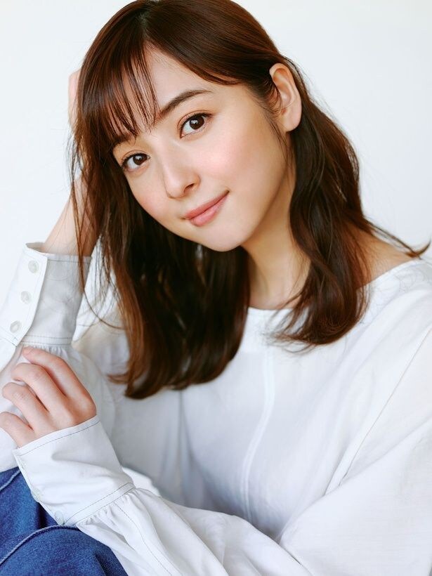 佐々木希は麻里子(岡崎紗絵)と一緒に働くシングルマザー・泉を演じる