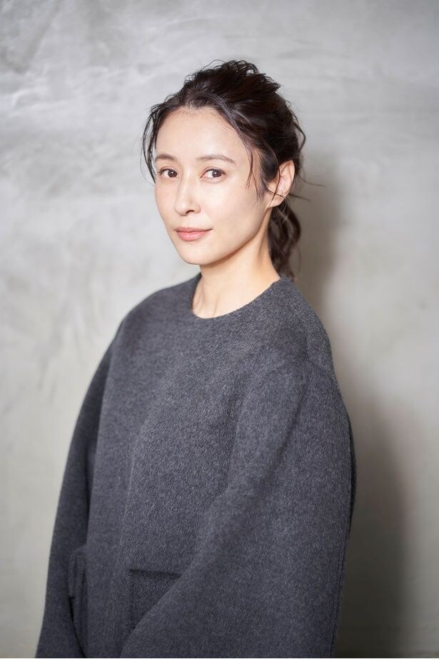 水野美紀は麻里子(岡崎紗絵)の継母・サユリを演じる