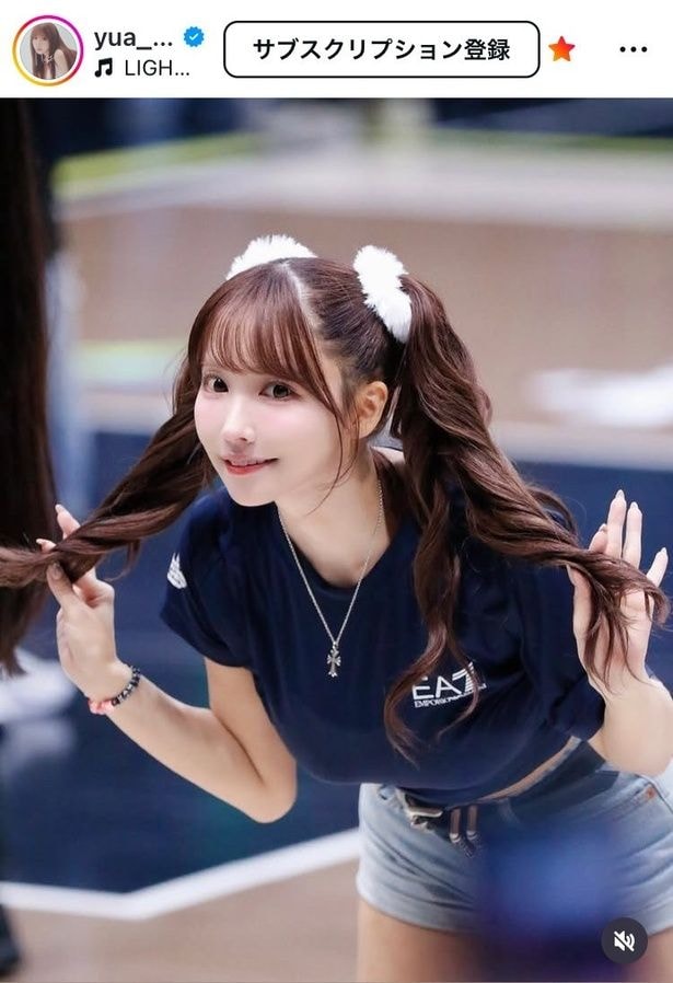 【写真】ウェーブのツインテールが愛おしい…三上悠亜、髪を両手で左右に広げる姿