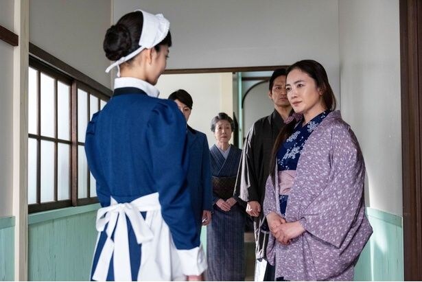 千佳子(仲間由紀恵)はりん(見上愛)と一緒に手術へ向かう