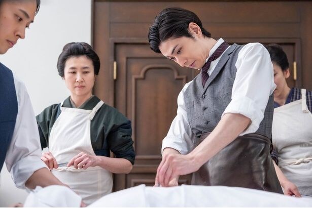 りん(見上愛)はフユ(猫背椿)の手際よい手術介助を見て心動かされる