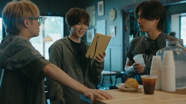 Travis Japan松田元太＆松倉海斗、無邪気に地ビールを満喫「こっちも飲みたくなっちゃう」「元太の表情最高だね」の声＜トラジャサマバケ＞