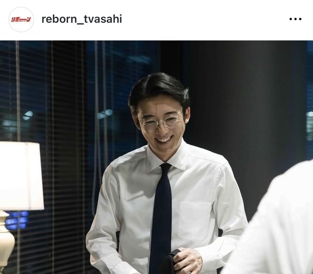 【写真】高橋一生、ワイシャツ×ネクタイの“根尾社長”スタイルで自然体な笑顔