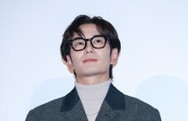 岡田将生、にっこりとほほ笑みを浮かべたオフショットに「笑顔が大好きです」「癒されます」の声＜田鎖ブラザーズ＞