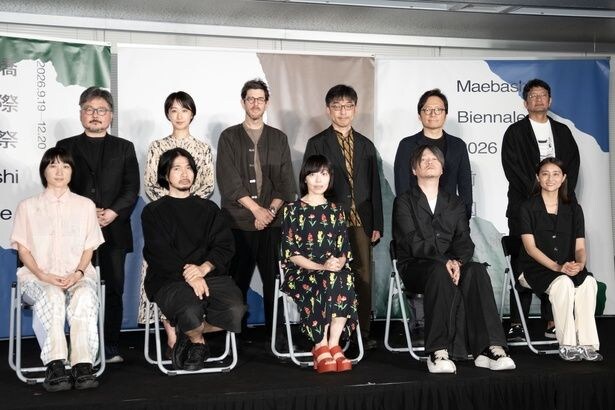 (写真前列左より)吉開菜央氏、山縣良和氏、山田妙子氏、渋谷慶一郎氏、和田彩花氏、(後列左より)田所淳氏、小暮香帆氏、マイク・エーブルソン氏、石倉敏明氏、浜田岳文氏、家成俊勝氏
