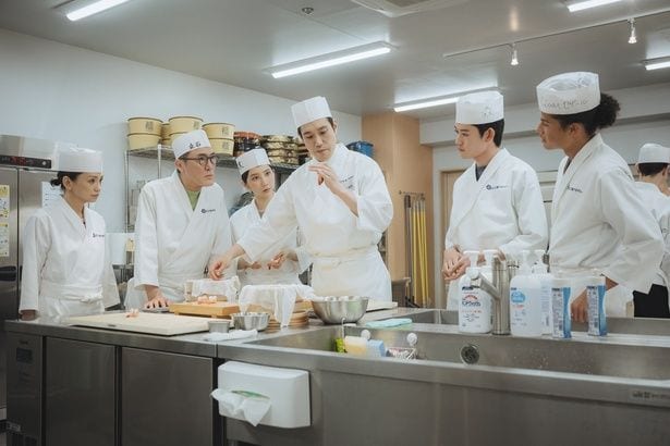 鮨アカデミーの授業も佳境を迎える中、今回はエビの握りや調理を学んでいく