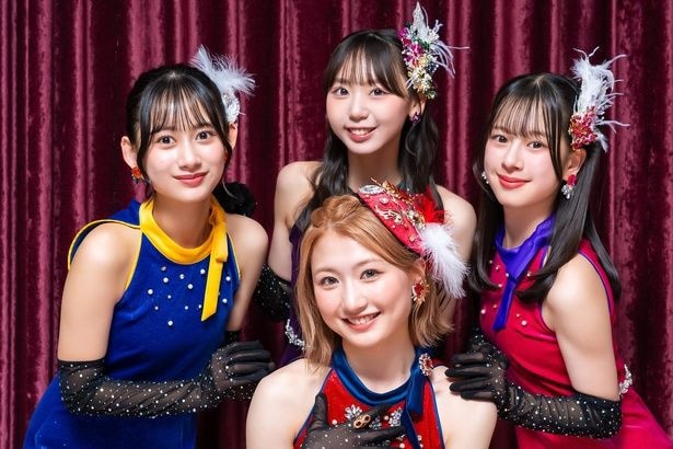 NMB48の塩月希依音(前列中央)と岡腰星来、泉綾乃、青原優花(後列左から)にインタビュー