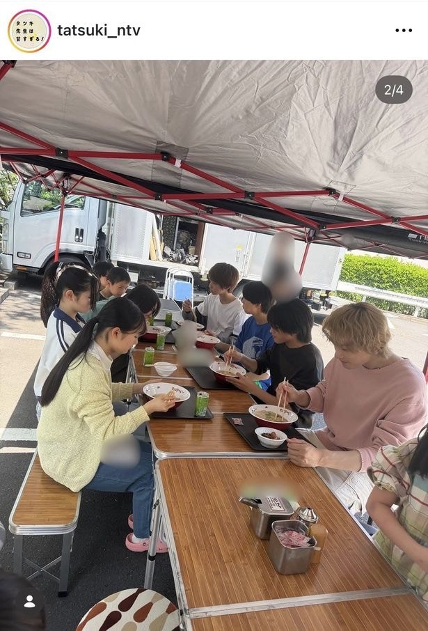 【写真】町田啓太、差し入れをした「じゃんがらラーメン」を子供達と頬張るオフショット