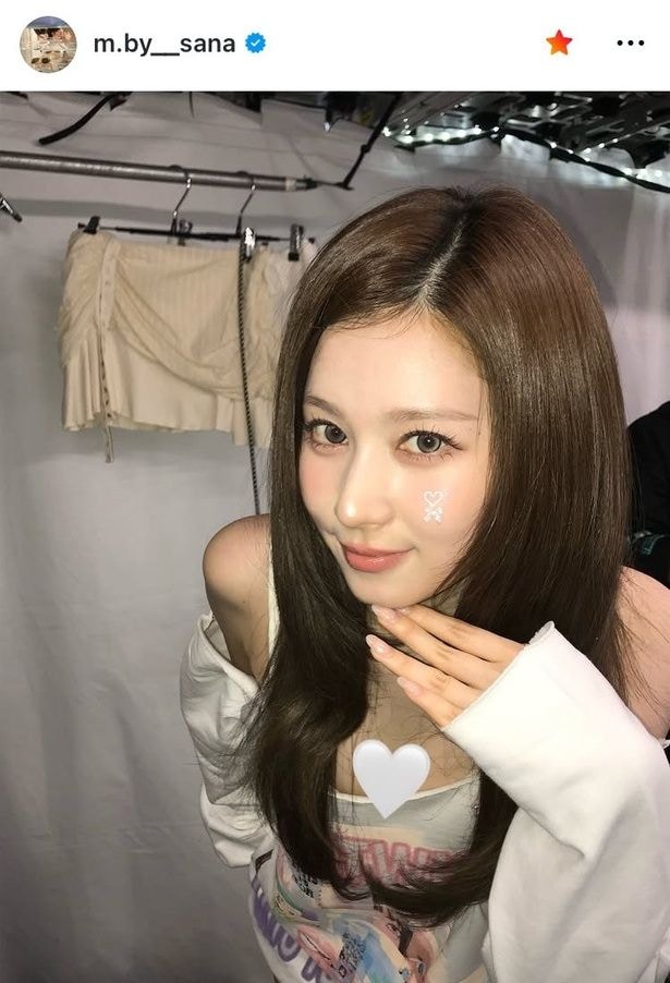 【写真】サラサラロングヘアの美しさが際立つ…TWICE・サナ、“艶やかな”笑顔