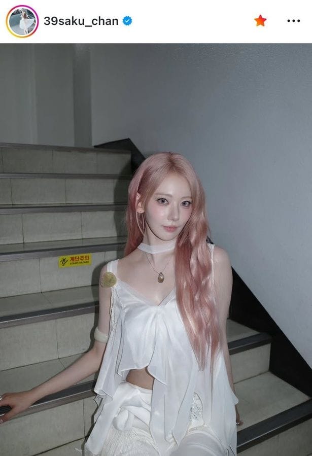 【写真】LE SSERAFIM・SAKURA、フリルキャミ姿