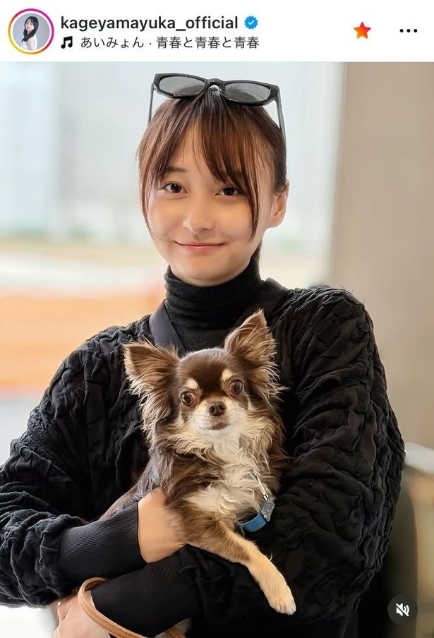【写真】“サングラス×黒コーデ”のギャップ…影山優佳、愛犬チワワ抱っこの笑顔姿